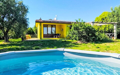Cottage Girasole di Mare: Mobilia, Interior Design, Pavimentazione, Sedia, Pavimento, Tavolo, Cucina & Sala Da Pranzo Tavolo, Shade, Soffitto, Color Legno