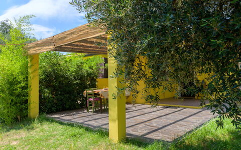 Cottage Girasole di Mare: Arbusto, Giardino, Shade, Backyard, Woody Impianto, Landscaping, Struttura Esterna, Prato, Pergola, Cortile