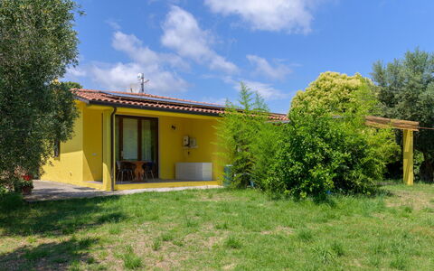 Cottage Girasole di Mare: Erba, Lotto, Porta, Villetta, Giardino, Prato, Backyard, Shade, Agriturismo