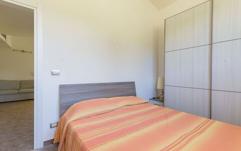 Cottage Girasole di Mare: Pavimentazione, Interior Design, Pavimento, Camera Da Letto, Legna, Letto, Soffitto, Camera, Lenzuolo, Bedding