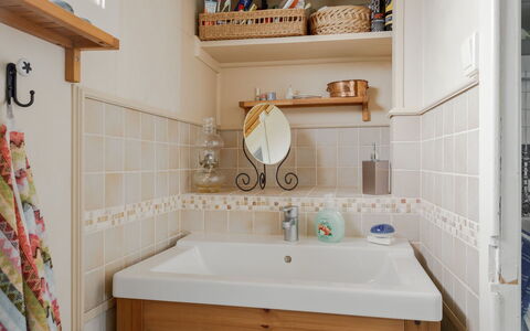 Grönadal: Lavandino Del Bagno, Interior Design, Pavimentazione, Idraulico Fixture, Pavimento, Bagno, Lavello, Mobiletto Del Bagno, Idraulico, Rubinetto