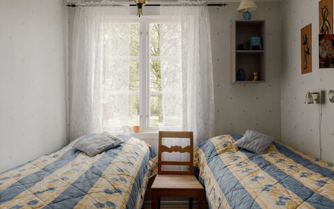 Grönadal: Letto, Camera Da Letto, Parete, Interior Design, Bedding, Lenzuolo, Legna, Pavimentazione, Pavimento, Mobilia