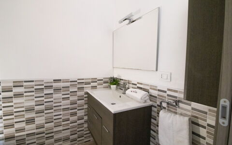 Mediterranea'S House Otranto: Interior Design, Pavimentazione, Idraulico Fixture, Lavandino Del Bagno, Pavimento, Lavello, Bagno, Controsoffitto, Idraulico, Mobiletto Del Bagno