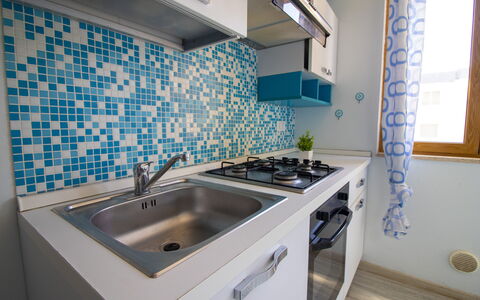 Mediterranea'S House Otranto: Cucina, Pavimentazione, Interior Design, Pavimento, Controsoffitto, Lavandino Della Cucina, Apparecchio Major, Idraulico Fixture, Rubinetto, Camera