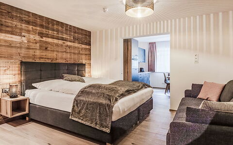 2A Morgensonne mit Weitblick: Interior Design, Camera Da Letto, Soffitto, Letto, Mobilia, Camera, Pavimento, Bedding, Lenzuolo, Telaio Del Letto