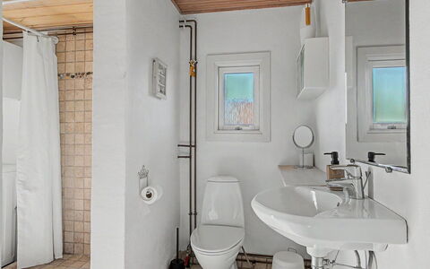 Edla - 35M from the Sea: Idraulico Fixture, Parete, Interior Design, Pavimentazione, Bagno, Lavello, Pavimento, Lavandino Del Bagno, Soffitto, Toilet Seat