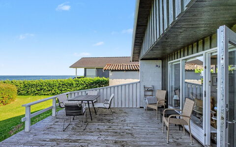 Edla - 35M from the Sea: Portico, Balcone, Villetta, Shade, Deck, Estate, Latifoglie, Corrimano, Raccordo, Plank