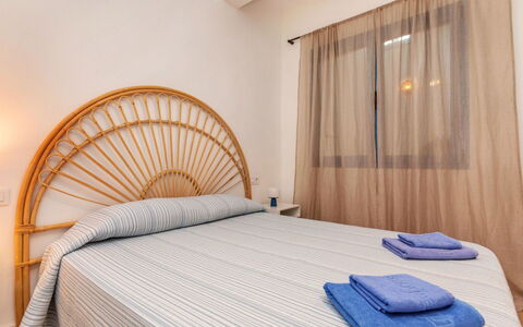 L'Ametlla de Mar 388: Letto, Camera Da Letto, Interior Design, Bedding, Lenzuolo, Legna, Mobilia, Pavimento, Pavimentazione, Biancheria