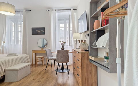Dudu: Mobilia, Sedia, Mobili Da Esterno, Tavolo Esterno, Terrazza, Cucina & Sala Da Pranzo Tavolo, Shade, Design, Struttura Esterna, Tavolino Da Caffè