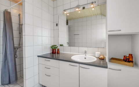 Riika - from the Sea: Idraulico Fixture, Interior Design, Pavimentazione, Lavello, Pavimento, Controsoffitto, Rubinetto, Lavandino Del Bagno, Mobiletto Del Bagno, Bagno