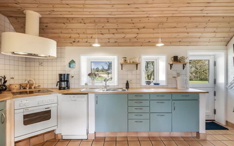Petteri - 600M to the Fjord: Cucina, Controsoffitto, Interior Design, Cabinetry, Pavimentazione, Mobilia, Elettrodomestico Da Cucina, Legna, Soffitto, Lampada