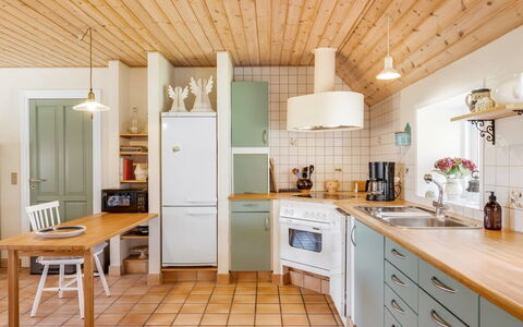 Petteri - 600M to the Fjord: Cucina, Interior Design, Controsoffitto, Pavimentazione, Mobilia, Cabinetry, Legna, Soffitto, Elettrodomestico Da Cucina, Pavimento