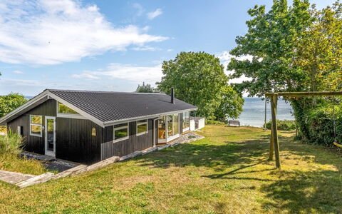 Stefan - 50M from the Sea: Tetto, Casa, Casa, Villetta, Porta, Raccordo, Deck, Portico, Plank, Latifoglie