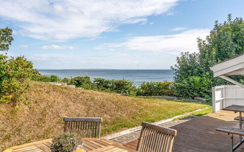 Stefan - 50M from the Sea: Tetto, Casa, Casa, Villetta, Porta, Raccordo, Deck, Portico, Plank, Latifoglie