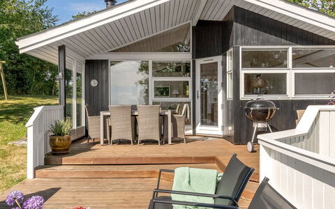 Stefan - 50M from the Sea: Tetto, Casa, Casa, Villetta, Porta, Raccordo, Deck, Portico, Plank, Latifoglie