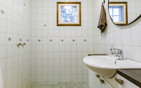 Järvitupa: Bagno, Pavimentazione, Idraulico Fixture, Pavimento, Interior Design, Idraulico, Piastrella, Soffitto, Lavello, Rubinetto