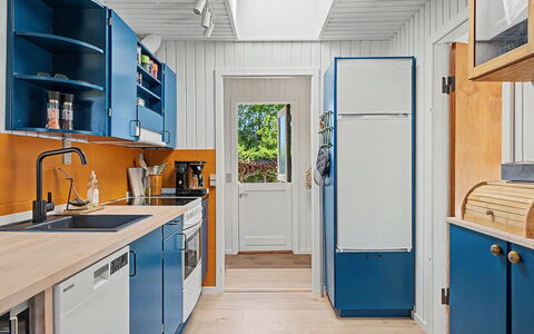 Jani - 620M from the Sea: Legna, Pavimentazione, Interior Design, Apparecchio Major, Cucina, Pavimento, Elettrodomestico Da Cucina, Soffitto, Controsoffitto, Mobilia