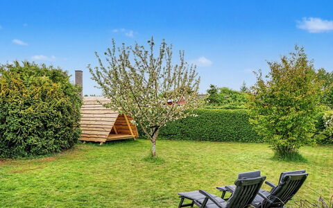 Jarik - 340M from the Sea: Arbusto, Giardino, Prato, Cortile, Landscaping, Backyard, Parco, Mobili Da Esterno