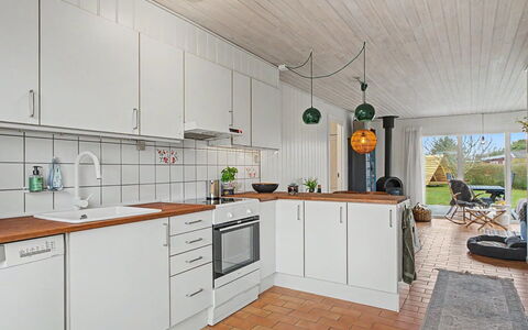 Jarik - 340M from the Sea: Cucina, Pavimentazione, Controsoffitto, Elettrodomestico Da Cucina, Interior Design, Legna, Apparecchio Major, Pavimento, Soffitto, Lampada