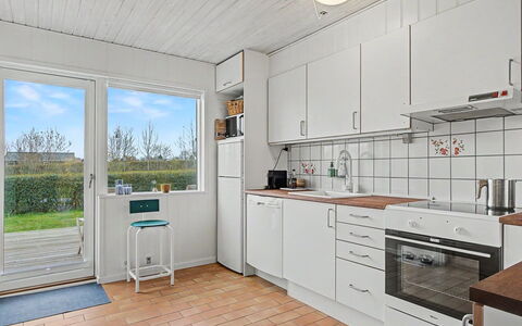 Jarik - 340M from the Sea: Legna, Pavimentazione, Pavimento, Cucina, Apparecchio Major, Interior Design, Soffitto, Casa, Elettrodomestico Da Cucina, Materiale Composito