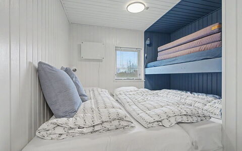 Jarik - 340M from the Sea: Camera Da Letto, Legna, Letto, Lenzuolo, Pavimento, Bedding, Pavimentazione, Interior Design, Soffitto, Biancheria