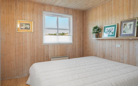 Yanne - 550M from the Sea: Pavimentazione, Legna, Pavimento, Camera Da Letto, Interior Design, Soffitto, Letto, Lenzuolo, Bedding, Pavimento In Legno
