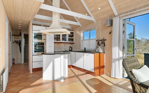Yanne - 550M from the Sea: Pavimentazione, Legna, Pavimento, Interior Design, Soffitto, Pavimento In Legno, Casa, Cucina, Lampada, Camera