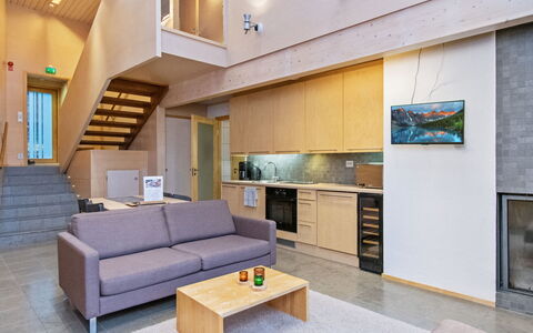 Villa Sinikka 1: Interior Design, Mobilia, Pavimentazione, Legna, Divano, Pavimento, Soffitto, Soggiorno, Camera, Illuminazione