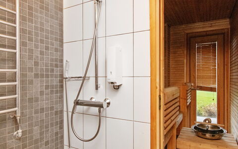 Villa Sinikka 1: Pavimentazione, Legna, Pavimento, Idraulico Fixture, Interior Design, Bagno, Idraulico, Doccia, Camera, Soffione Doccia