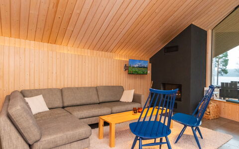Villa Antti: Interior Design, Mobilia, Pavimentazione, Legna, Pavimento, Soffitto, Soggiorno, Camera, Divano, Pavimento In Legno