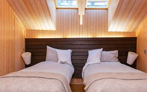 Villa Antti: Interior Design, Pavimento, Pavimentazione, Legna, Camera Da Letto, Soffitto, Letto, Mobilia, Illuminazione, Biancheria