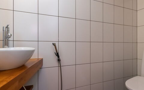 Villa Antti: Pavimentazione, Bagno, Parete, Idraulico Fixture, Pavimento, Interior Design, Idraulico, Piastrella, Rubinetto, Gabinetto