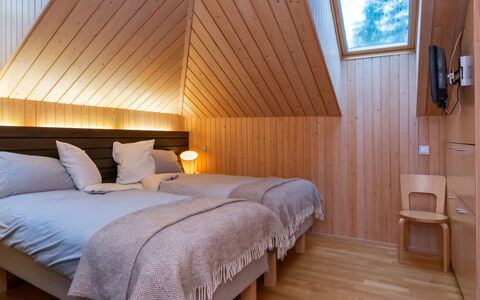 Villa Antti: Pavimentazione, Pavimento, Interior Design, Legna, Soffitto, Camera Da Letto, Letto, Pavimento In Legno, Mobilia, Illuminazione