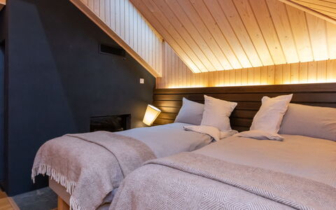 Villa Antti: Camera Da Letto, Interior Design, Legna, Pavimentazione, Pavimento, Letto, Lenzuolo, Bedding, Soffitto, Mobilia