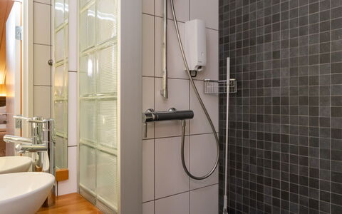 Villa Antti: Bagno, Idraulico Fixture, Parete, Pavimentazione, Interior Design, Pavimento, Soffione Doccia, Gabinetto, Specchio, Doccia