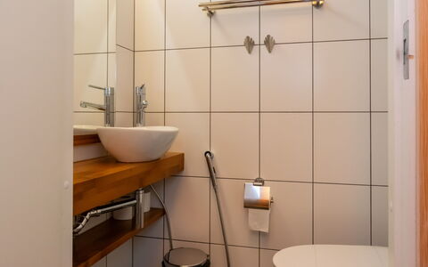 Villa Antti: Bagno, Idraulico Fixture, Lavandino Del Bagno, Parete, Interior Design, Pavimentazione, Lavello, Rubinetto, Pavimento, Idraulico