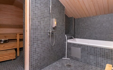 Villa Antti: Pavimentazione, Legna, Pavimento, Idraulico Fixture, Interior Design, Soffitto, Materiale Composito, Idraulico, Piastrella, Bagno