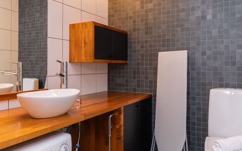Villa Antti: Bagno, Pavimentazione, Idraulico Fixture, Parete, Pavimento, Toilet Seat, Interior Design, Lavello, Lavandino Del Bagno, Gabinetto