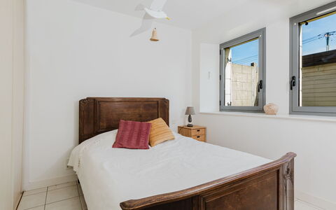 L'Appel du Large: Letto, Camera Da Letto, Mobilia, Parete, Interior Design, Bedding, Lenzuolo, Soffitto, Legna, Camera