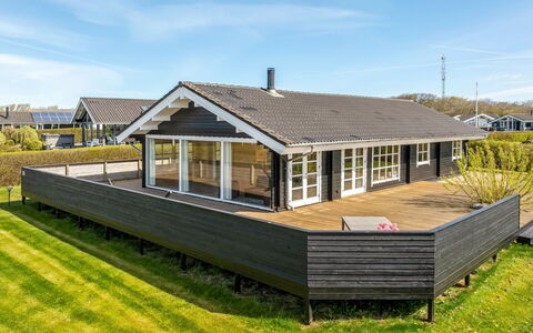 Burghar - 300M to the Fjord: Mobilia, Interior Design, Legna, Soffitto, Pavimentazione, Pavimento, Pavimento In Legno, Cucina & Sala Da Pranzo Tavolo, Tavolo, Lampada