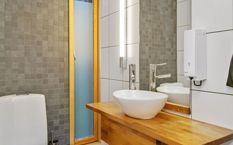 Villa Hanna: Bagno, Lavandino Del Bagno, Idraulico Fixture, Pavimentazione, Lavello, Parete, Interior Design, Pavimento, Rubinetto, Specchio