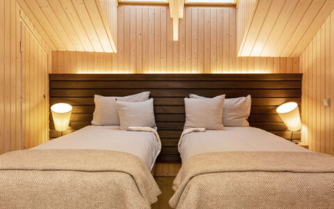 Villa Johanna: Interior Design, Pavimento, Legna, Pavimentazione, Camera Da Letto, Soffitto, Illuminazione, Letto, Mobilia, Marrone