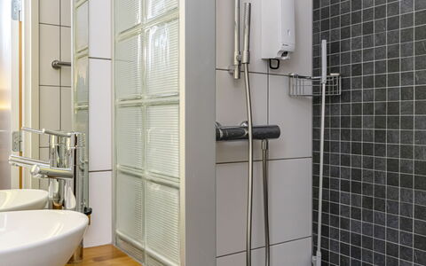 Villa Johanna: Bagno, Idraulico Fixture, Interior Design, Pavimentazione, Pavimento, Soffione Doccia, Idraulico, Doccia, Rubinetto, Gabinetto