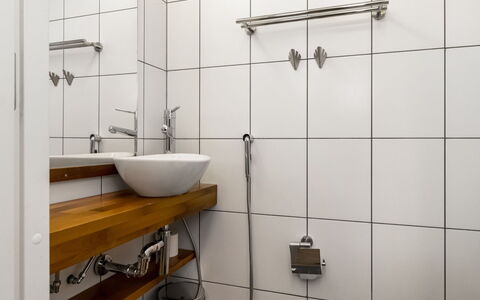 Villa Johanna: Idraulico Fixture, Bagno, Lavandino Del Bagno, Lavello, Interior Design, Rubinetto, Pavimentazione, Idraulico, Pavimento, Specchio