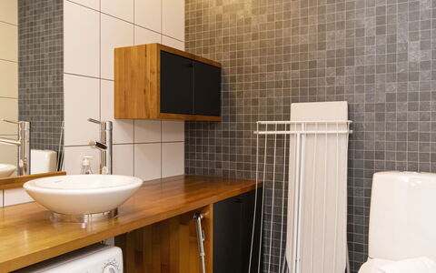 Villa Johanna: Pavimentazione, Parete, Bagno, Idraulico Fixture, Interior Design, Pavimento, Lavello, Rubinetto, Piastrella, Idraulico