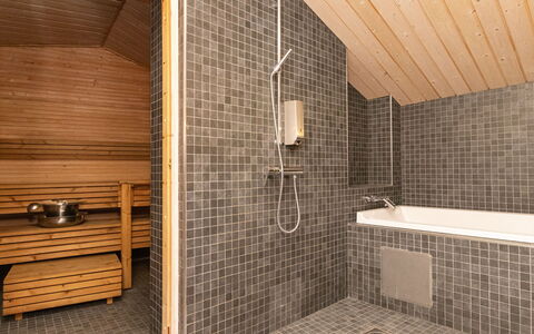Villa Johanna: Pavimentazione, Legna, Pavimento, Interior Design, Soffitto, Idraulico Fixture, Idraulico, Materiale Composito, Piastrella, Bagno