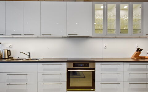 Villa Ruuska: Legna, Cabinetry, Cucina, Pavimentazione, Interior Design, Elettrodomestico Da Cucina, Controsoffitto, Mobilia, Credenza, Cassetto