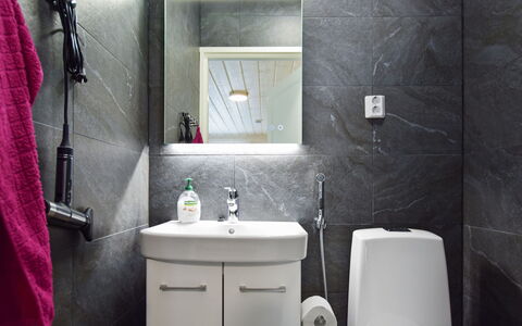 Villa Ruuska: Bagno, Idraulico Fixture, Parete, Interior Design, Pavimentazione, Lavello, Lavandino Del Bagno, Pavimento, Gabinetto, Toilet Seat
