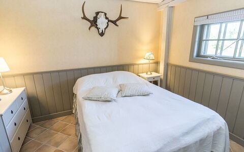 Gammelgård Jahtimaja: Interior Design, Camera Da Letto, Legna, Letto, Soffitto, Mobilia, Bedding, Lenzuolo, Pavimento, Pavimentazione