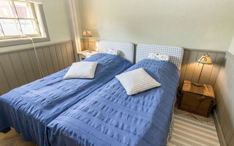 Gammelgård Jahtimaja: Camera Da Letto, Letto, Legna, Lenzuolo, Bedding, Pavimento, Biancheria, Tessile, Mobilia, Pavimentazione